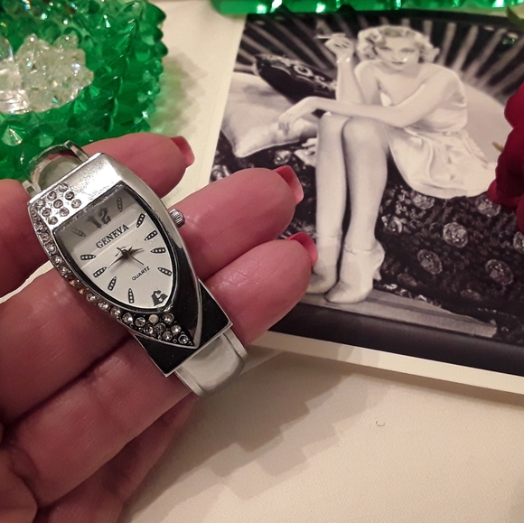 GENEVA LADIES BEAUTIFUL CRYSTAL QUARTS CUFF WATCH - Picture 9 of 13